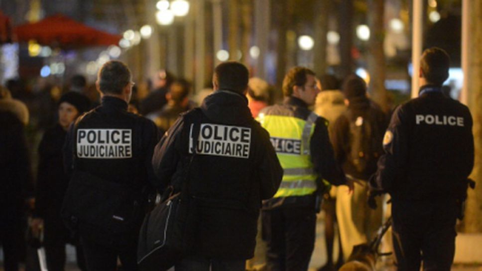 Парижката полиция арестува 95 фена на Аякс, които не са имали разрешение да пътуват за мача с ПСЖ