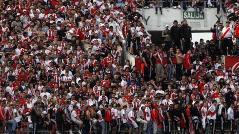 Ултраси на Ривър Плейт се биха на "Монументал"