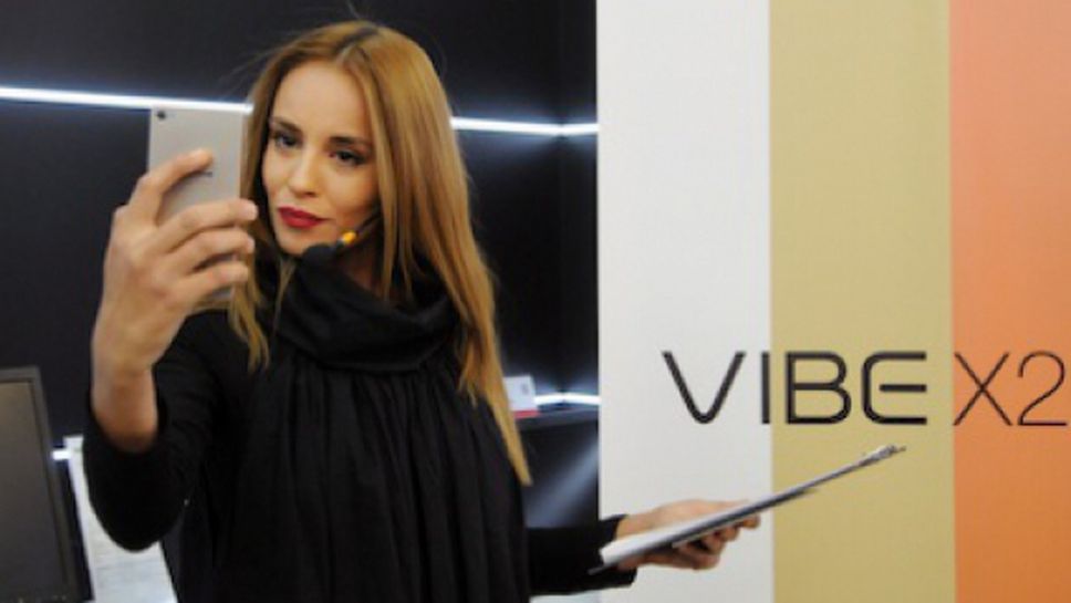 (АРХИВ) Радина Кърджилова със селфи на Жулиета за българската премиера на смартфона Lenovo VIBE X2