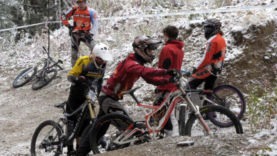 Студ и сняг посрещнаха колоездачите в Пампорово