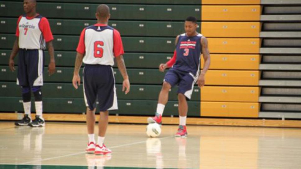 Уизърдс оставиха баскетбола и показаха футболни умения (видео)