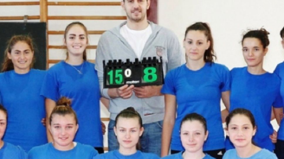 Георги Братоев игра волейбол с девойките на Звезди 94 (видео)