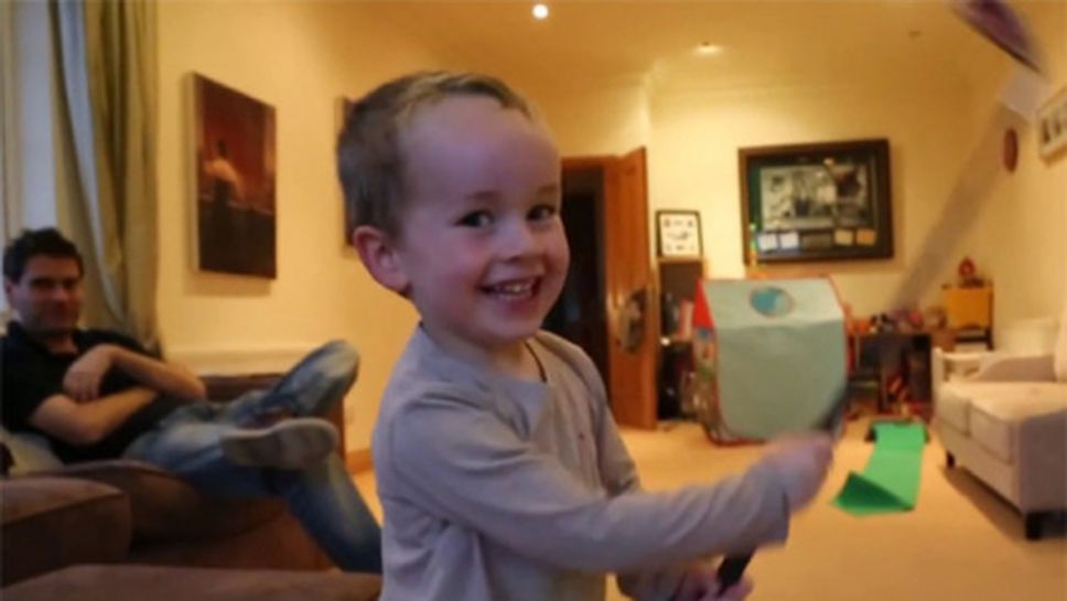3-годишен изумява с уменията си (видео)