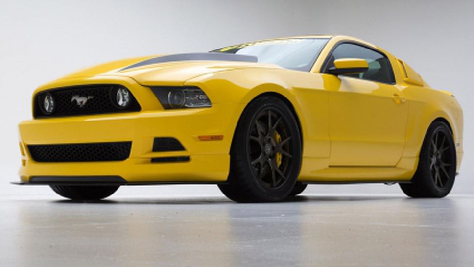 Mustang-а с жълтото яке на паркинга