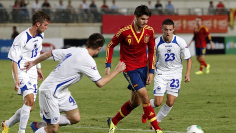 Вижте как тренират испанските младежи: всички полеви играчи срещу тримата вратари (видео)