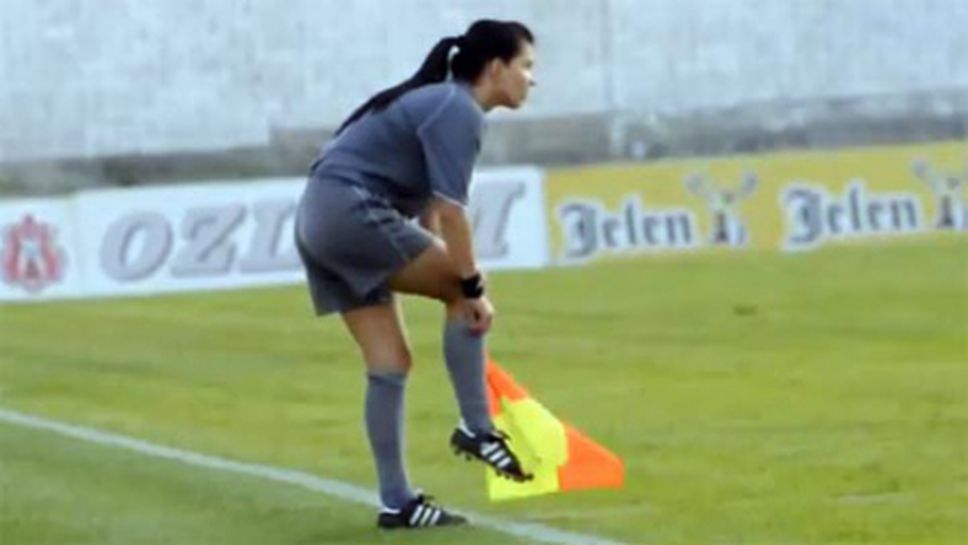 И най-скучният мач е интересен с такава съдийка (видео)