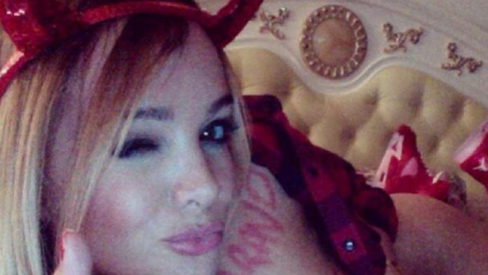 Порножрица заголи гръд за поздрав