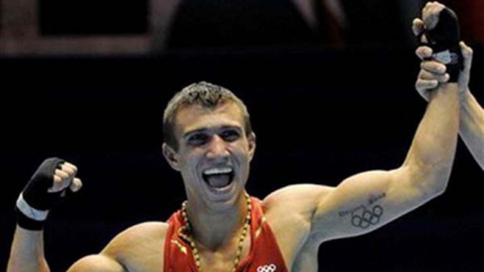 Василий Ломаченко дебютира успешно в професионалния бокс