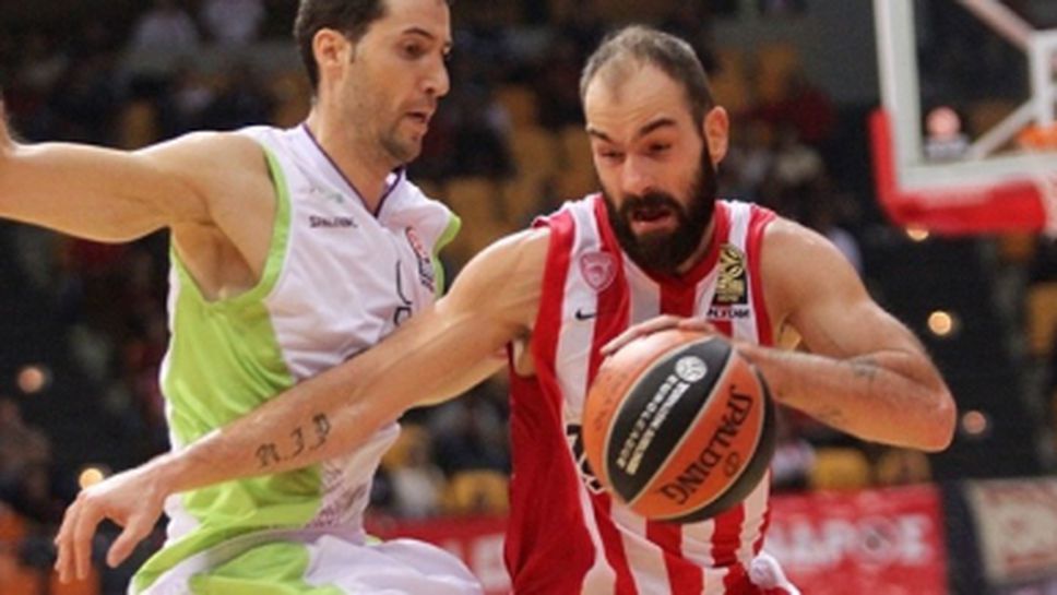 Олимпиакос започна защитата на титлата си с победа