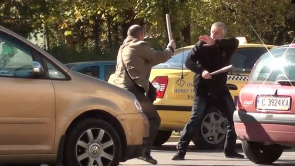 Кървава драма преди Вечното дерби - двама шофьори се млатят с бухалки (видео)