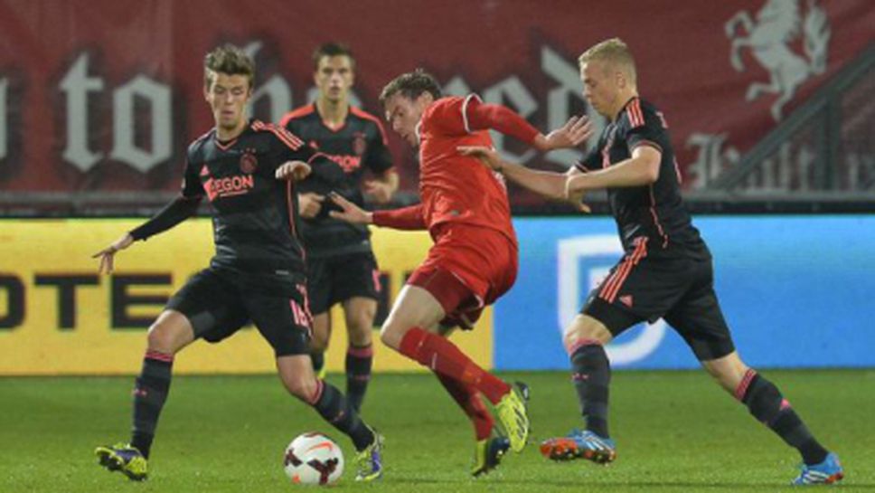 Аякс се спаси с късен гол в битката за върха в Холандия