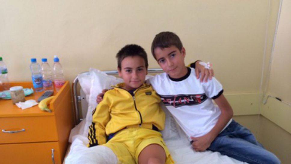 Деца от школата на Локо (Пд) посетиха контузен съперник от Ботев