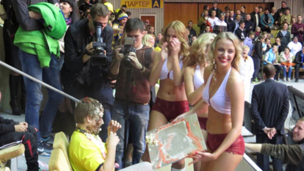 Ах, тези палави мажоретки (видео + снимки)