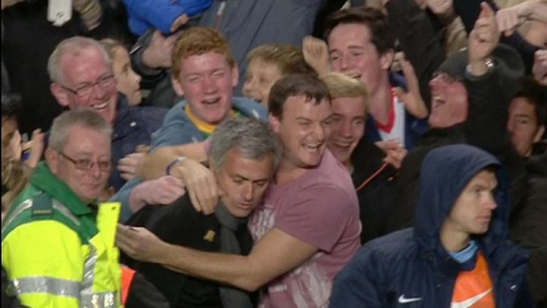 Дивата радост на Моу! Вижте как мениджърът на Челси празнува с феновете (видео)