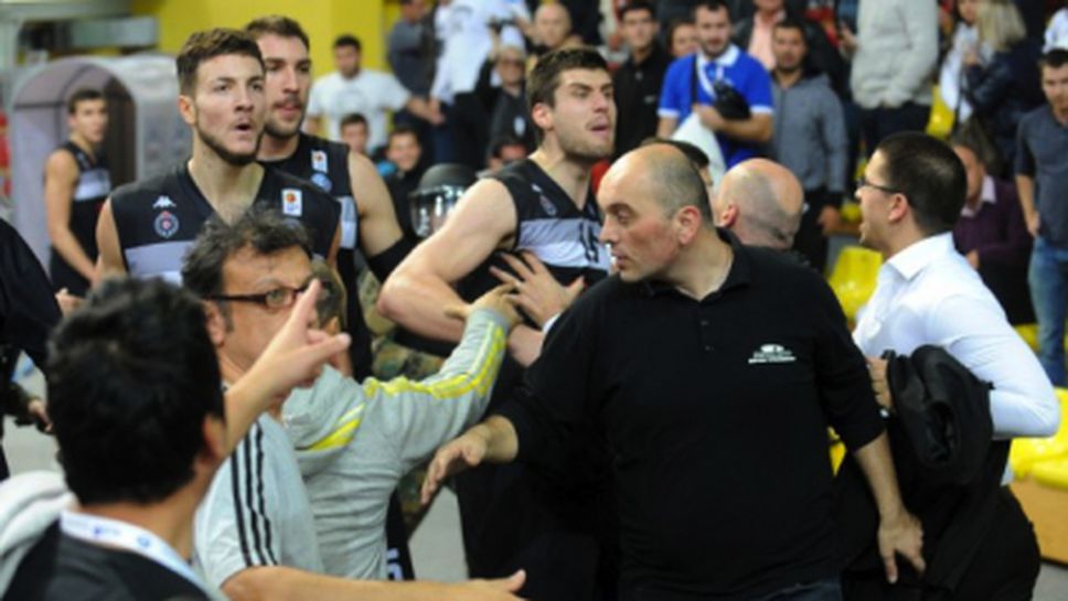 Грозни сцени в Скопие - хулигани на МЗТ нападнаха Партизан