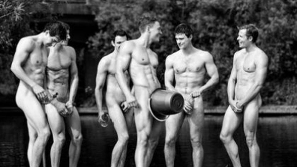 Мъжки отбор по гребане позира без дрехи срещу хомофобията
