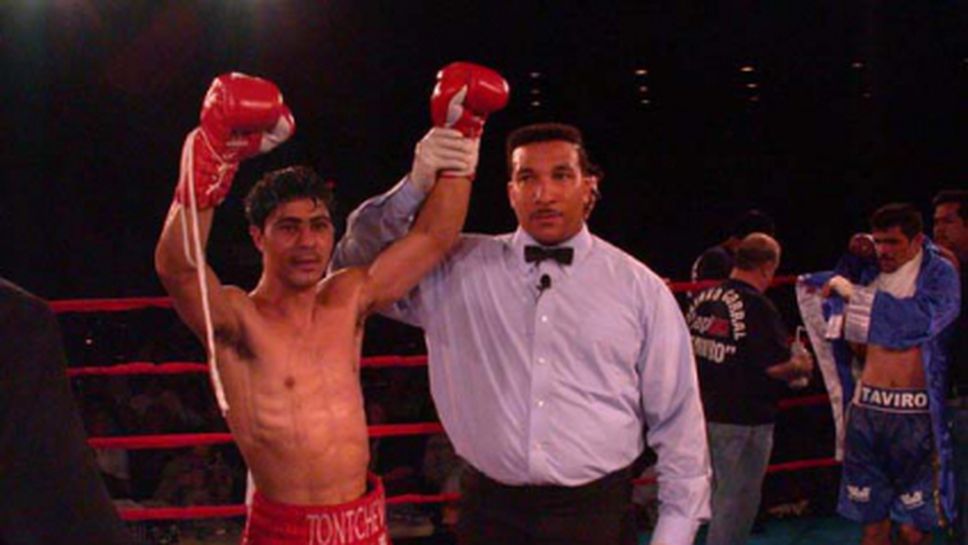 Тончо Тончев гледа внучка