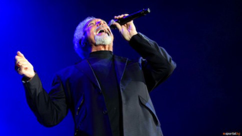 Том Джоунс закъсня, но се реваншира с голямо шоу (галерия)