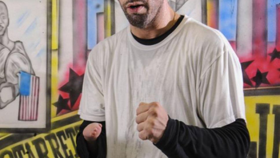 Еднорък боксьор преби трима полицаи