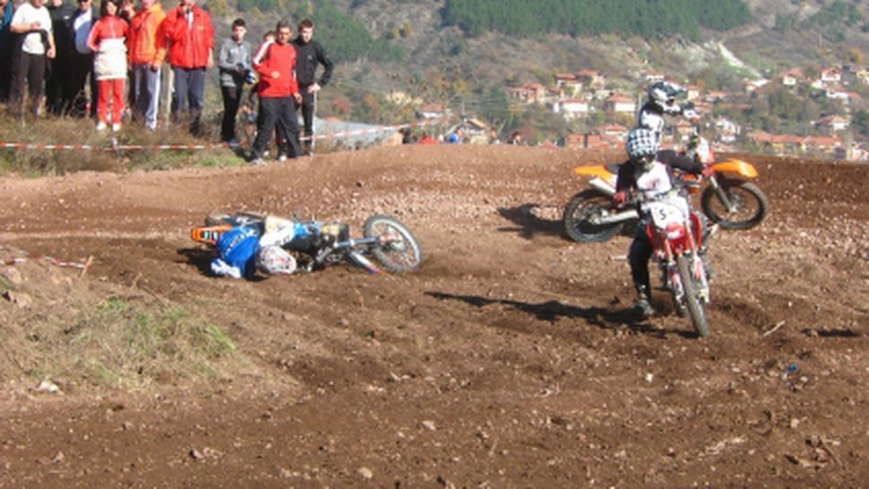 Моторист мина през баща и син