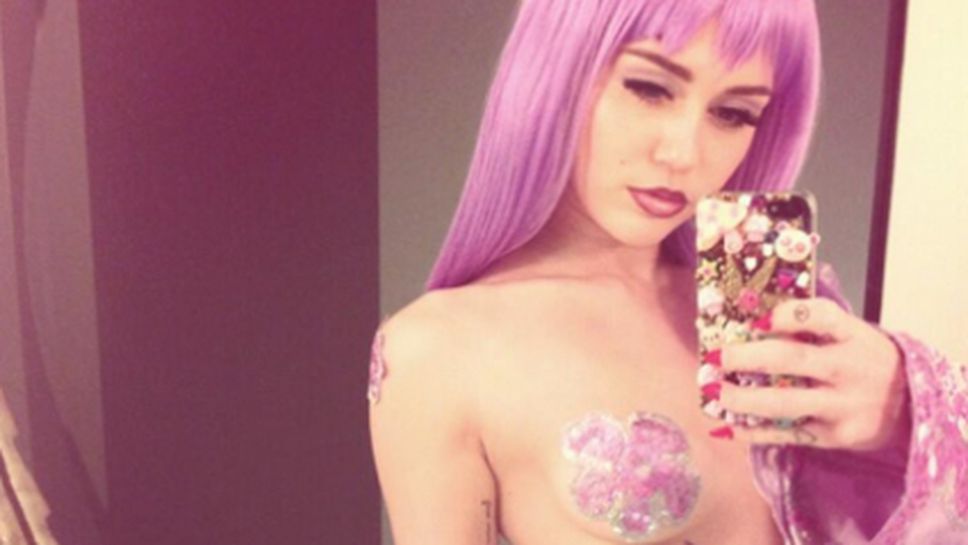 Майли Сайръс ще снима реклама за Супербоул