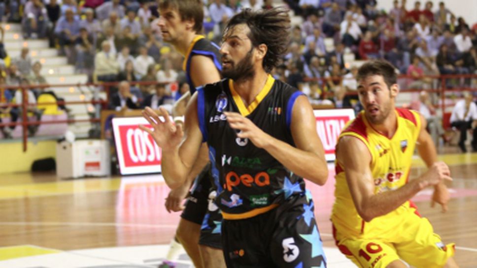 Базиле показва класа и на 38 (видео)