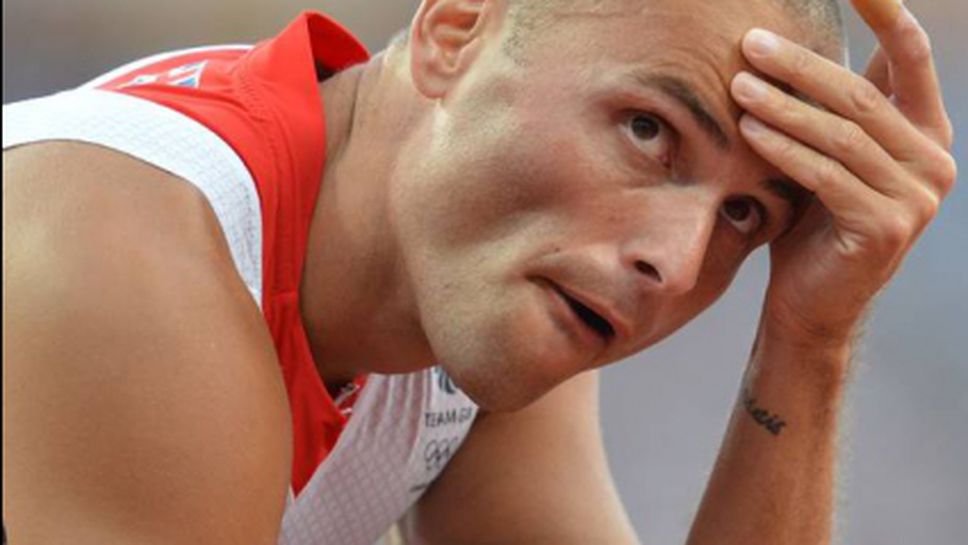 Крадци обраха атлет по време на погребението на майка му