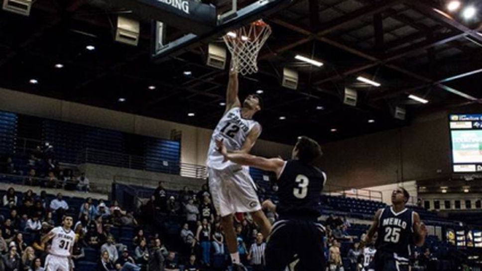 Загуба за Фунтаров в официалния му дебют при колежаните