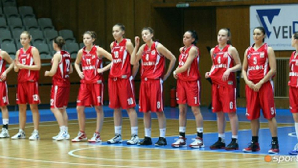 Нефтохимик мина през Левски и продължава без загуба