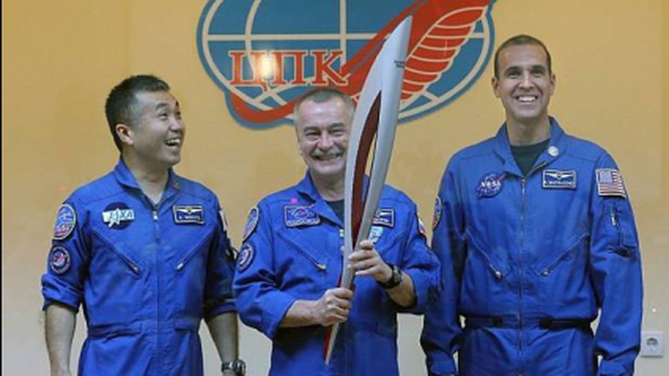 Олимпийският факел беше изнесен в открития космос