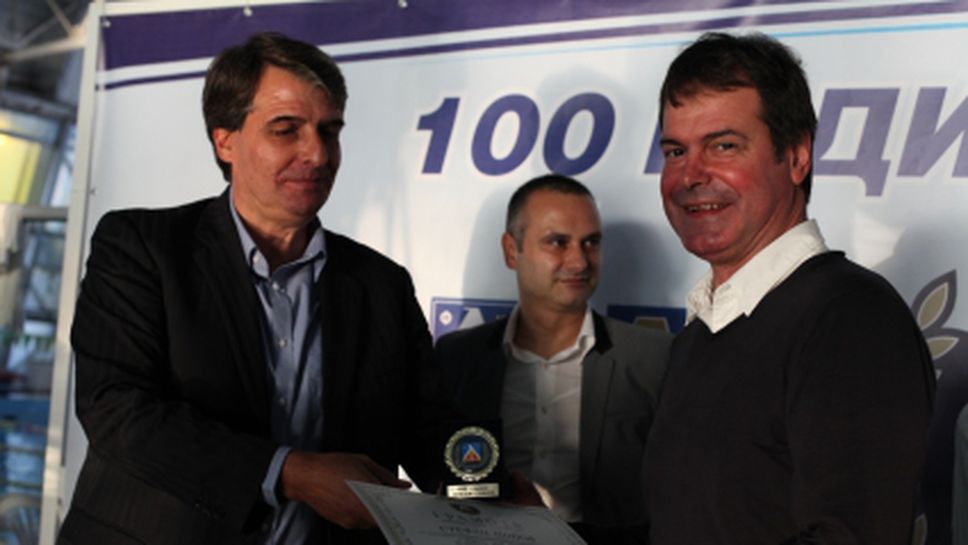 Левски награди плувци с почетен знак  "100 години Левски"