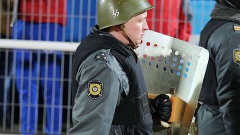 Полицай в Русия скандализира с нацистки символ по време на мач
