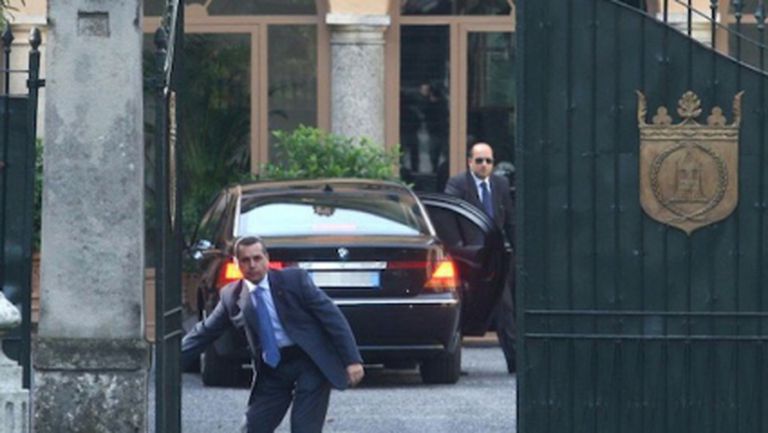Силвио Берлускони и Барбара ще умуват за Алегри край трапезата
