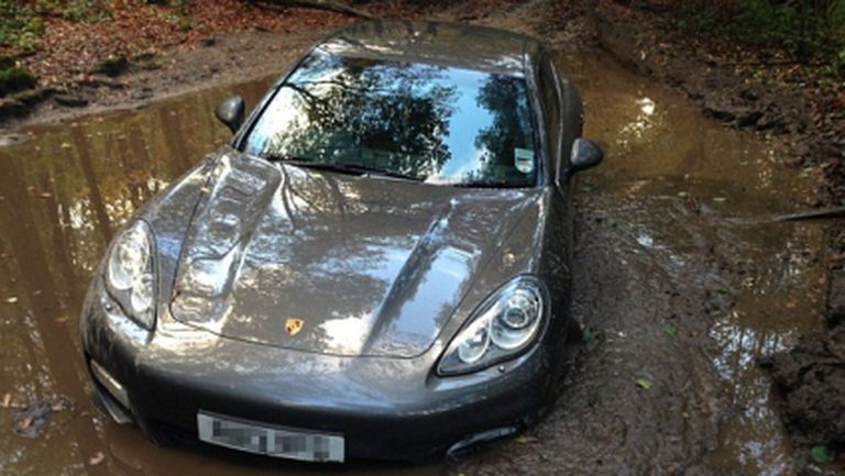 Английски национал заби колата си в блато (снимки)