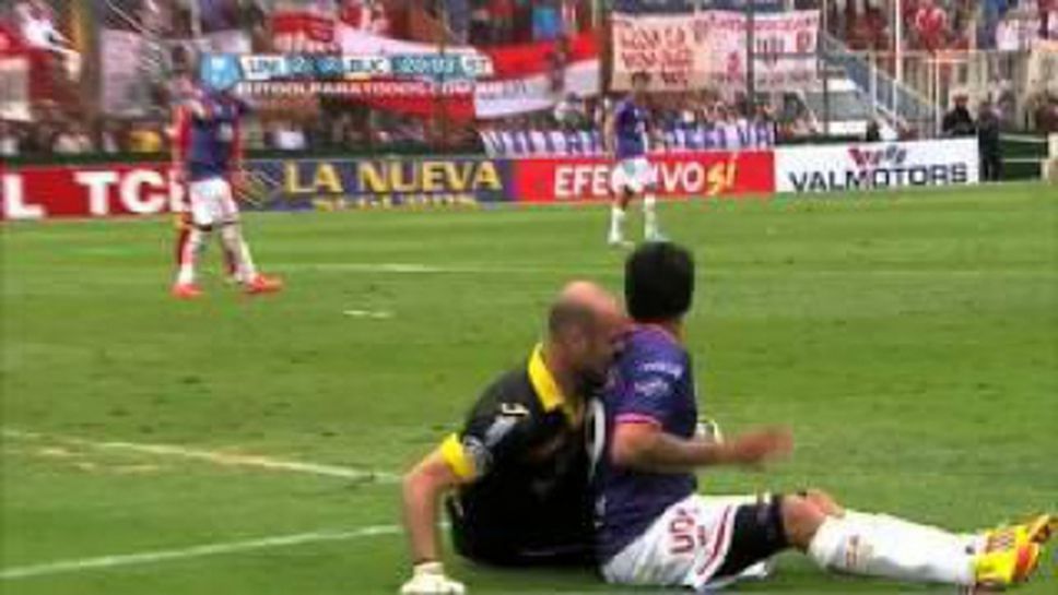 Вратар ухапа противников играч в Аржентина (видео)