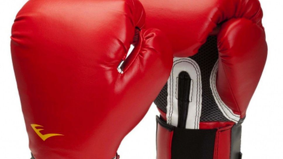 Двама българи стигнаха 1/4-финал на ЕП по бокс за юноши