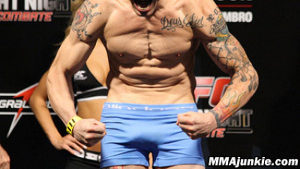 Наказаха ММА боец за удар в стена