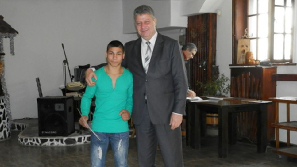 Медалисти! Емануил Богоев и Даниел Асенов поне с бронз от ЕП по бокс