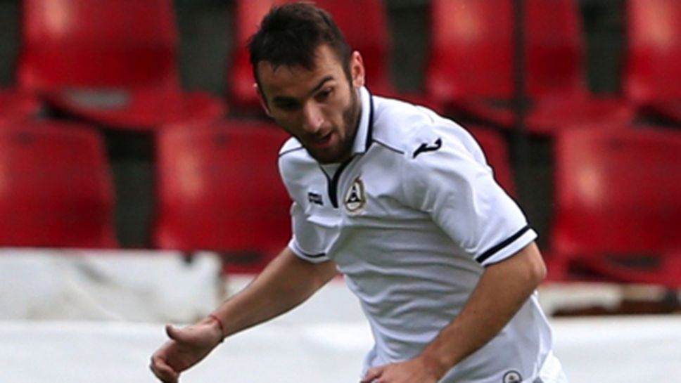 Национал от Славия се сгоди за еротичен модел