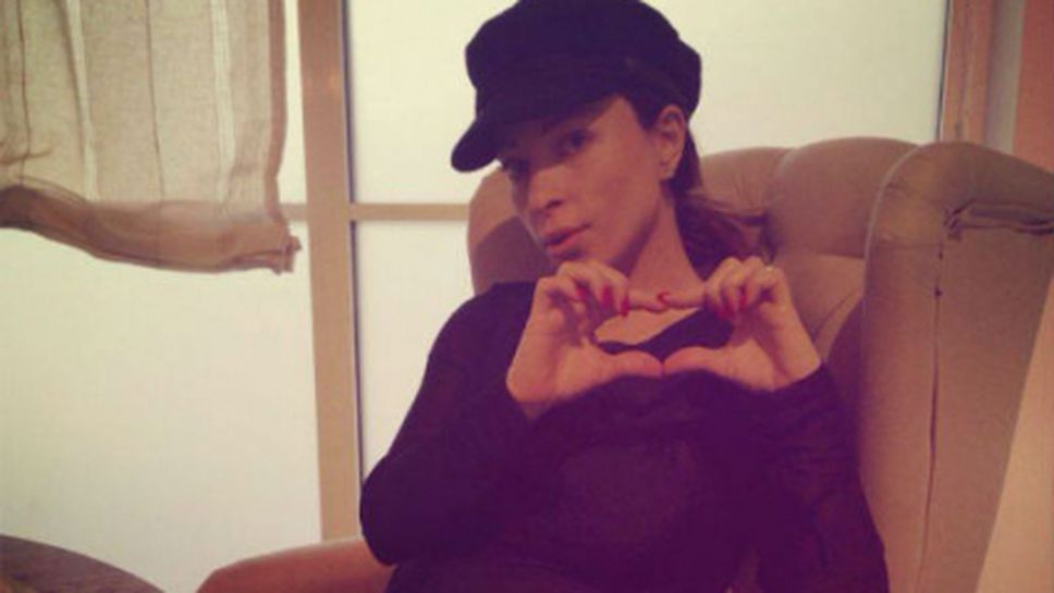 Весела Тотева показа бременно коремче