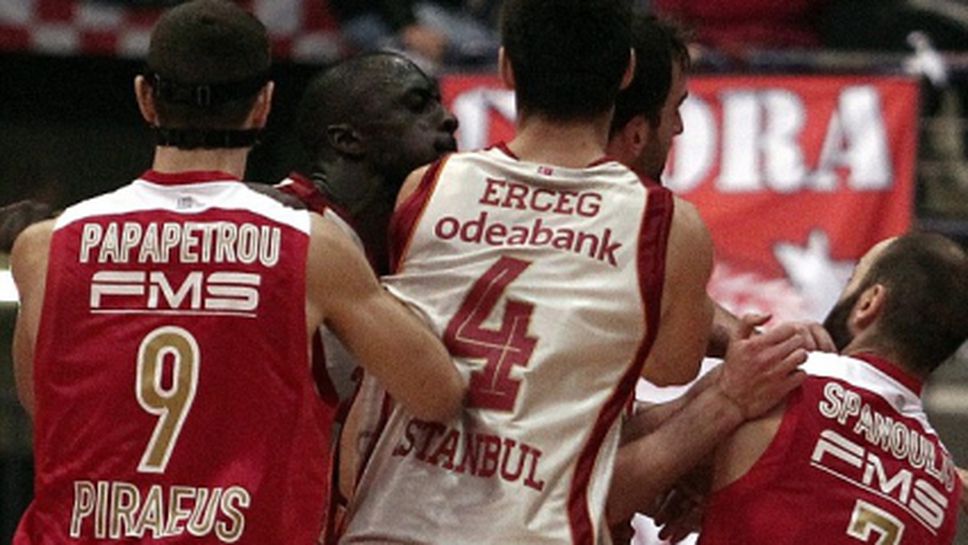 Бой помрачи мач от Евролигата, Бегич и Менса-Бонсу се млатят здраво (видео)