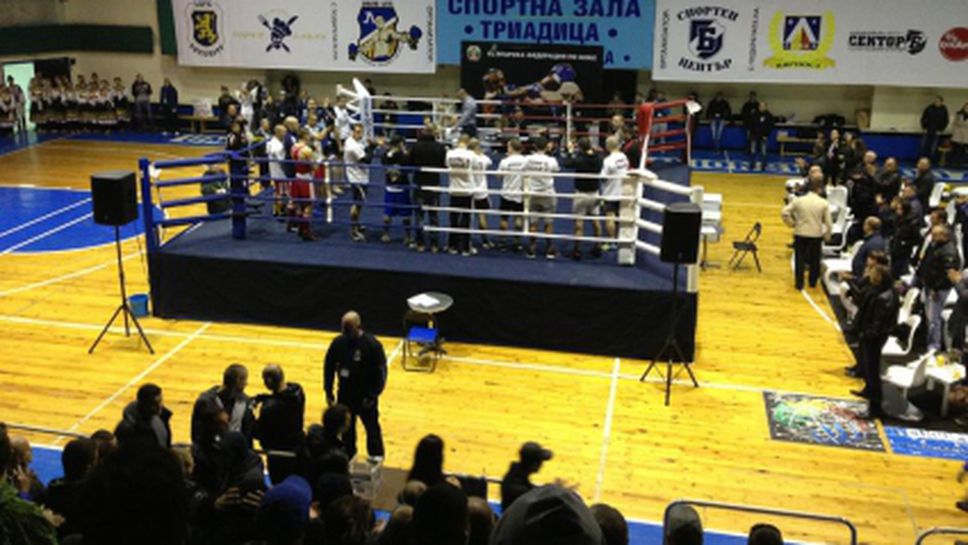 Фенове на Левски изпълниха столична зала за боксово шоу (видео)