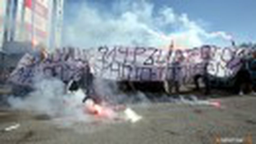 Стоичков в ГДБОП, фенове протестират пред сградата