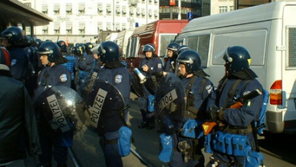 Фенове на Базел потрошиха 10 полицейски коли