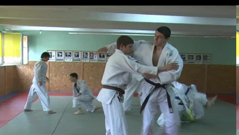 500 състезатели в първия международен коледен турнир по джудо на Локомотив (София)