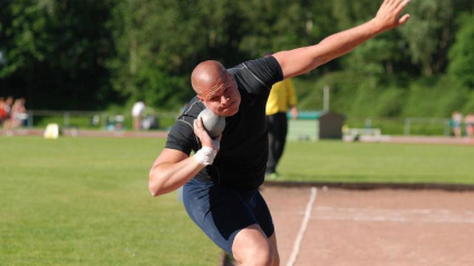 Атлет пуска ток на враговете на Ламбо