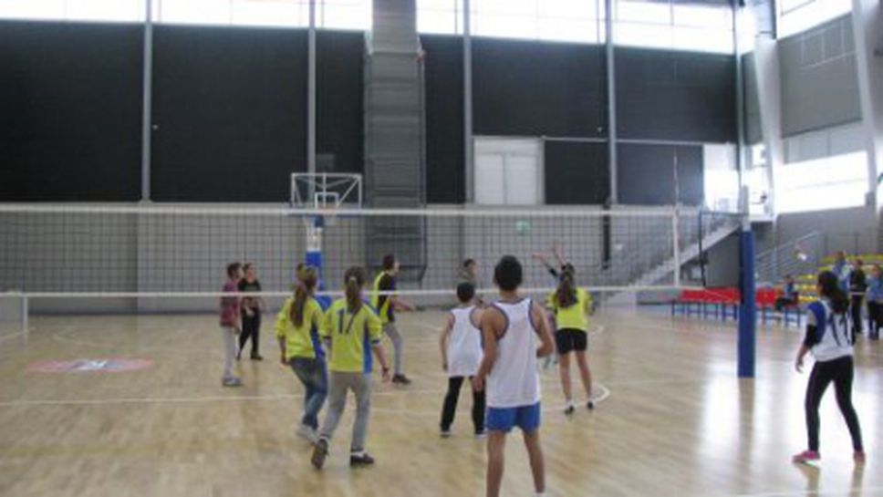 Любо Ганев и Тереза Маринова зарадваха близо 500 деца в риск