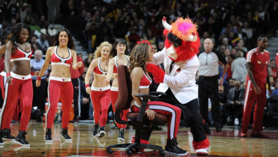 Поискаха ръката на мажоретка по време на мач (снимки + видео)