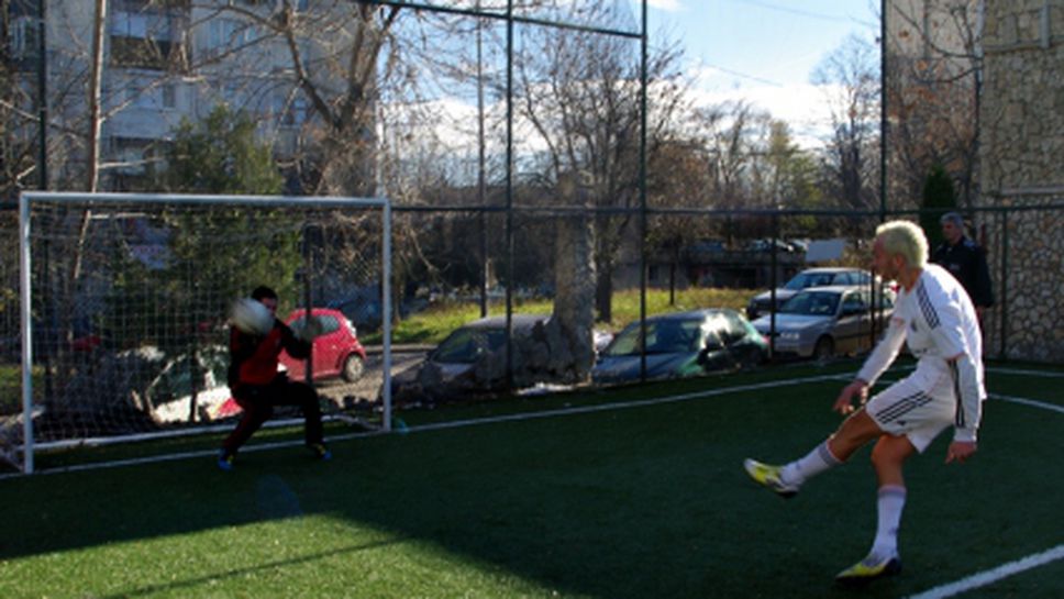 Фенове на Реал Мадрид, Барса, Ман Юнайтед и Спартак (Пл) зарадваха плевенски деца