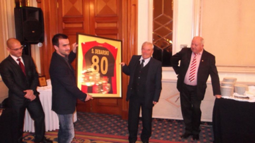 Уважиха с коктейл легендата Спиро Дебърски